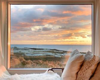 Whalesback Cottage, on the ocean with access to Peggys Cove Preservation Area - Peggy's Cove - Balcón