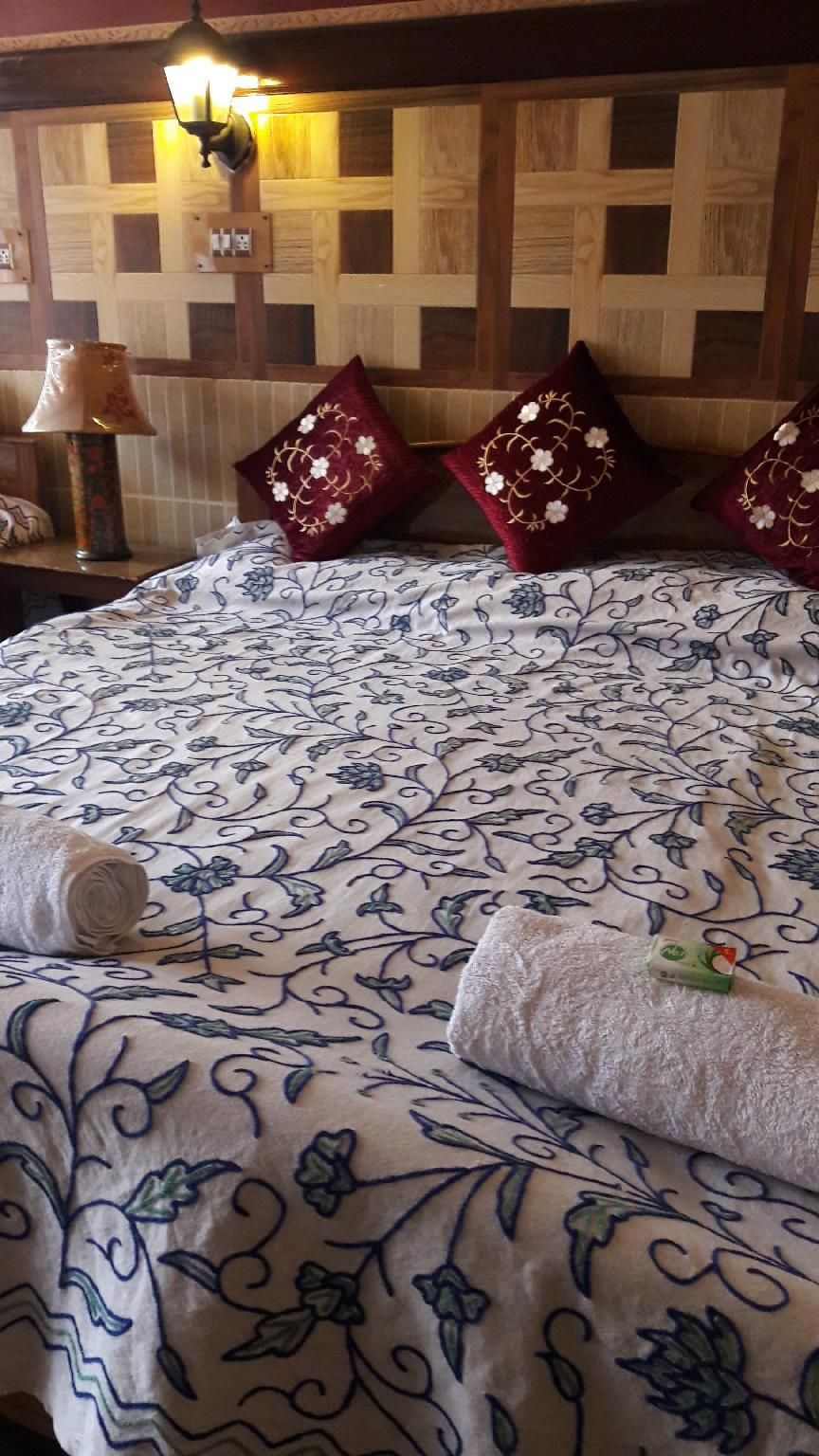 بلومينج ديلي - سريناجار - غرفة نوم