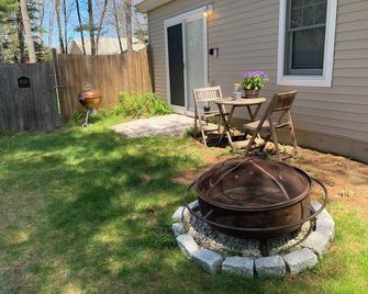 Apartment on Boody Street, walk to Bowdoin College. Fenced yard, pet-friendly! - Brunswick - Innenhof