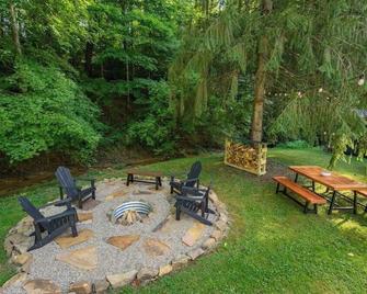 Creekside bungalow with a hot tub, walking distance to downtown Nashville - Nashville - Patio