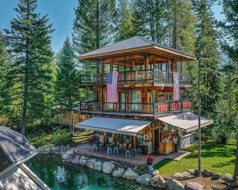 Stay at Our Lookout Tower: Studio Apartment, Waterfront Pond, near Glacier NP - Coram - Building