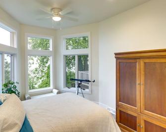 Sheboygan Getaway with Deck and On-Site Lake Access! - Sheboygan - Bedroom