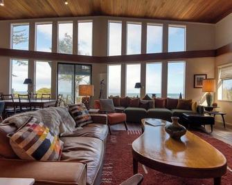 #StayinMyDistrict Cape Arago Sanctuary at the Sea - Coos Bay - Living room