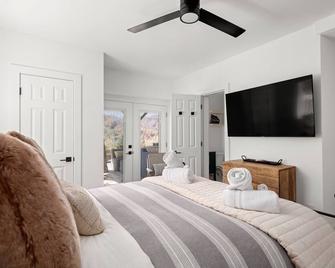 The Lodge at French Broad by Carolina Mornings | Hot Tub & Pool Table - Marshall - Habitación