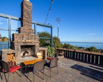 Chez Zigzag: 2 Bdrm. Full Kitchen, Water/Mtn - Killer View, Sauna - Port Angeles - Balcony
