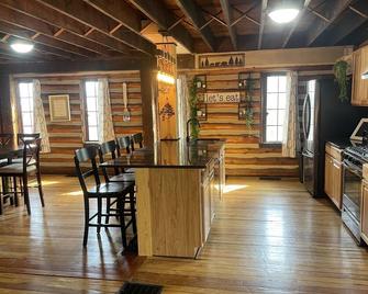 The little Log Lodge - Clarkston