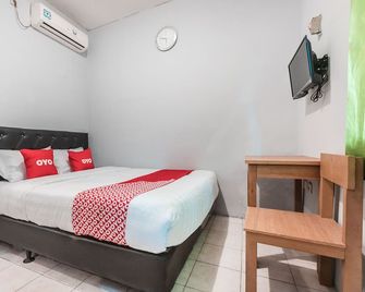 OYO Living 1756 Amira Guest House - Bekasi - Bedroom