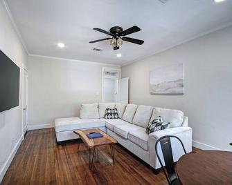 Apartment in the Heart of Historic Clinton - Clinton - Living room