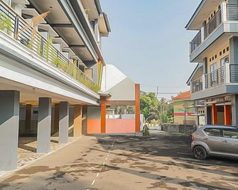 RedDoorz Plus @ Cibogo Puncak 3 - Megamendung - Edificio