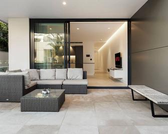 Modern 1BR Abode w/ Courtyard Steps to the Beach - Coogee - Living room