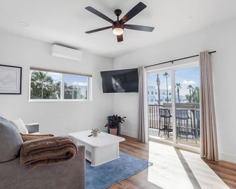 Rise Suites Oceanside - Oceanside - Living room