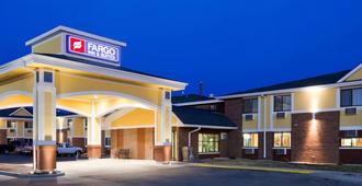 Fargo Inn & Suites - Fargo - Building