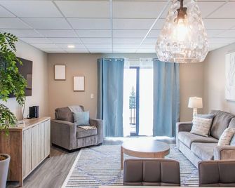 Shore View Haven | In the Heart of Downtown - Duluth - Living room