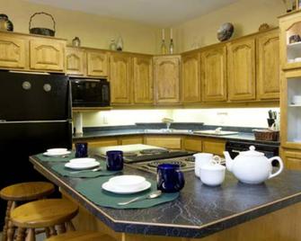 Deluxe 3 Bedroom Townhome with Heated Garage, Laundry, and Private Hot Tub! - Lumby - Cocina