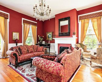 1851 Historic Maple Hill Manor B&B - Springfield - Living room