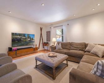 Cozy Cabin 5 Min Walk to Lake Tahoe Hot-Tub Excellent Location - Tahoe Vista