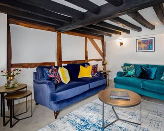 Stylish 2-bed 16th-century apartment in Petersfield town centre, - Petersfield