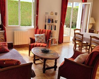 Les Marmots, Maison Individuelle Proche Plage et Commerce Avec Terrain au Calme - Ouistreham - Living room