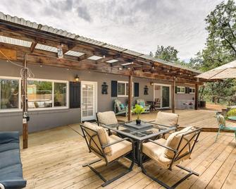 Modern Meadow Vista Vacation Home w/ Spacious Deck - Meadow Vista - Patio