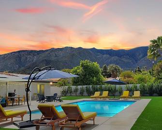 Lux Saltwater Pool Spa w/ dreamy view! Large Private Yard Location! Close to DT! - Palm Springs - Pool
