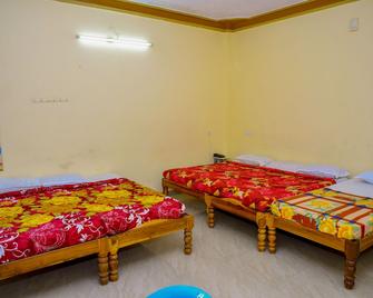 Pepy Mahathi Resort and Spa - Hostel - Yelagiri - Bedroom