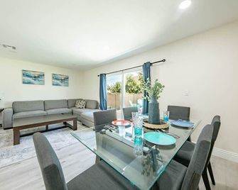 Gorgeous & Comfy 3bd/2ba Ho · Gorgeous & Comfy 3bd/2ba Home By Disney/Beaches - Bellflower - Dining room