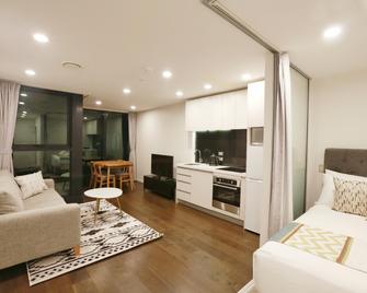 Everest Serviced Apartments on Albert - Auckland - Living room