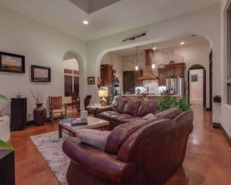 Resort Style S/W Home on 3 Acres. Views, Pool, Outdoor Fireplace - Bulverde - Living room