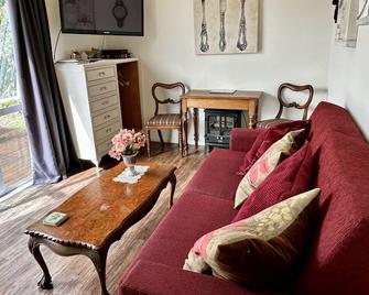 The Brambles - Cute Semi-Rural Guest House in Greytown - Greytown - Living room