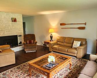 Rogue River Frontage - Rockford - Sala de estar