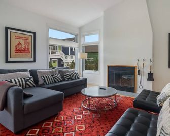 Borealis Haus Modern Downtown | Grill | Patio - Empire - Sala de estar