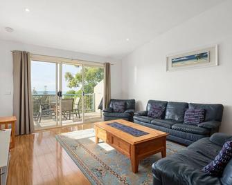 Ocean Sun Apartment 2 - Lorne - Wohnzimmer