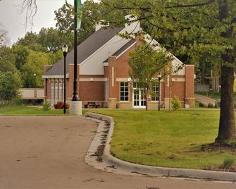 The Gateway - a beautiful relaxing three bedrooms apartment - Grand Forks - Building