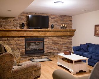 Beautiful Secluded Log Home - Nestled In The Country! - Wright City - Living room