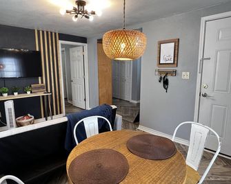 Janie’s cozy cottage minutes from Texas A&M Kingsville - Kingsville - Dining room