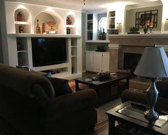 Hill Air Force Base and Layton, UT Transistion Home for short stays - Layton - Living room