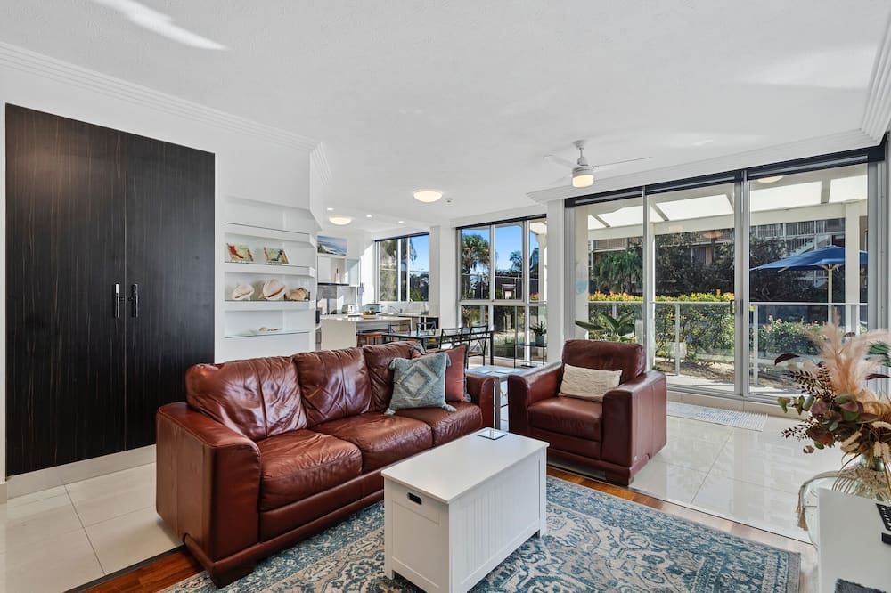 Boulevard Towers Holiday Apartments - Broadbeach - Living room