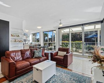 Boulevard Towers Holiday Apartments - Broadbeach - Living room