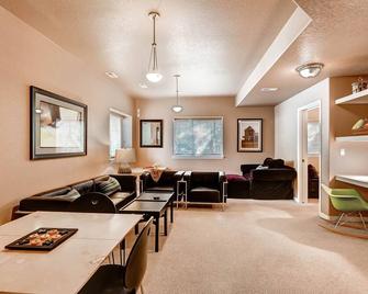 Cable Tv, Free Wifi, Patio, Washer Dryer, Private, Close To Everything - Superior - Restaurant