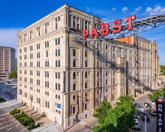 Cozy 1BD near Historic Pabst Brewery - Fiserv - Milwaukee - Edificio