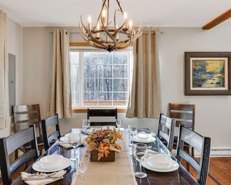 Cozy Poconos Chalet - w/Hot Tub, Sauna, & Lake Access! - Albrightsville - Salle à manger