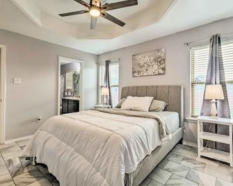 8 Mi to Downtown Little Rock Home with Fenced Yard - Little Rock - Bedroom