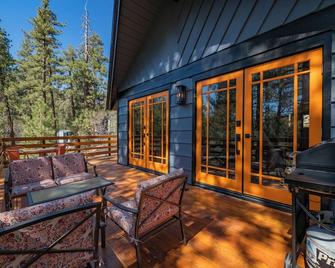 Forest Escape - Situated on the quiet side of the lake, nicely decorated contemporary cabin! - Fawnskin - Patio