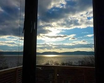 Stunning views, 3-bedroom house in delightful Croton-on-Hudson with WiFi, AC - Croton on Hudson - Balcon