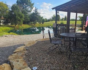 Charming 2-bedroom cabin near Jellystone Park, Spaulding boat ramp and more! - Monroe City - Patio