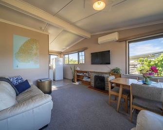 The Crib Haven - Te Anau Holiday Home - Te Anau - Wohnzimmer