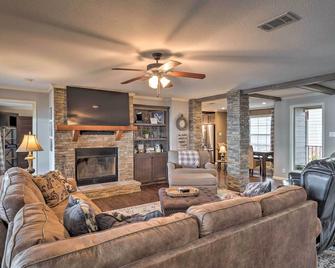 Waterfront Louisiana Vacation Rental w/ Dock! - Many - Living room