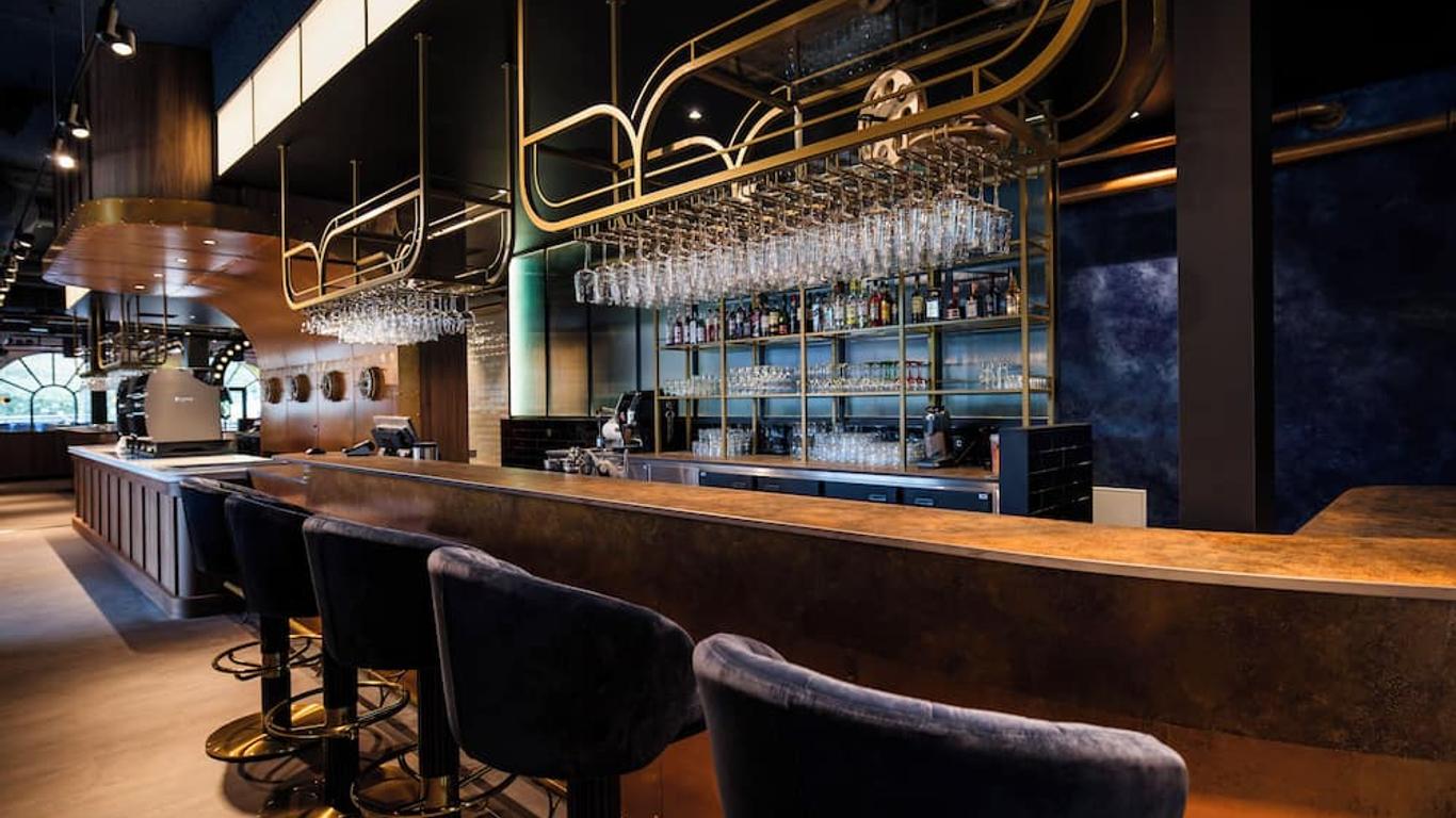 إفتلينج واندر هوتل - ثيم بارك تيكيتس إع كلودد