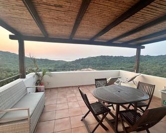 Ea White Vibes - Baia Sardinia - Balkon