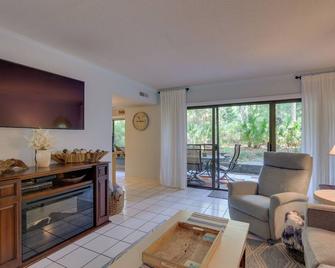 Serene Hilton Head Island Condo with Community Pool! - Hilton Head Island - Living room